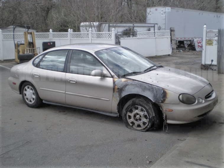 Parting Out 1998 Ford Taurus LX Sedan M-27