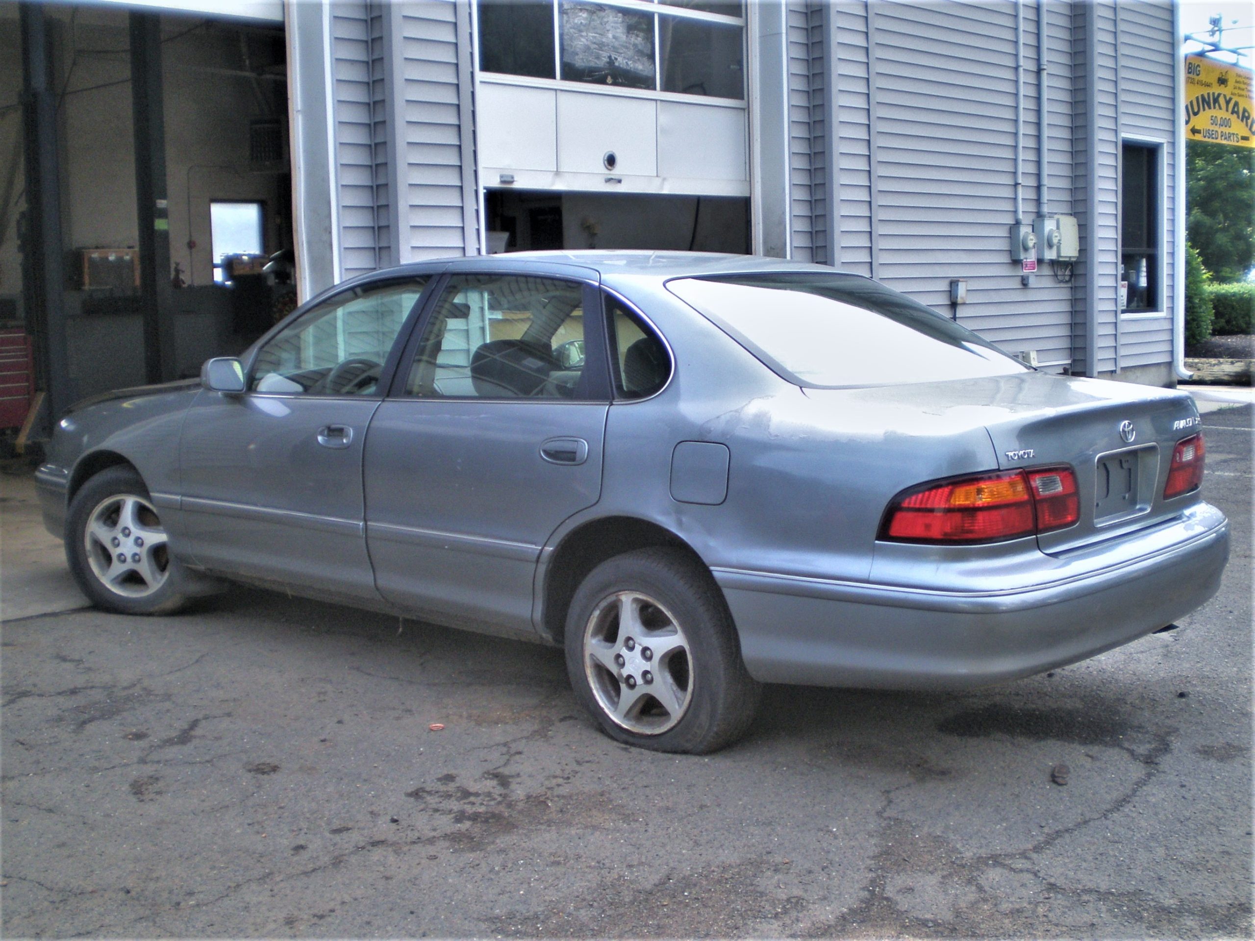 Parting Out 1999 Toyota Avalon XLS Sedan N-24