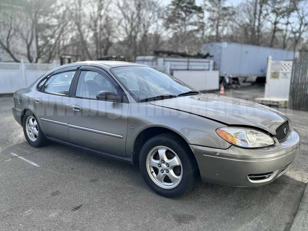 Parting Out 2004 Ford Taurus SES Sedan O-53