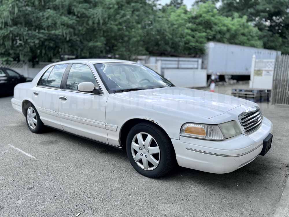 Parting Out 2000 Ford Crown Victoria Sedan O-71