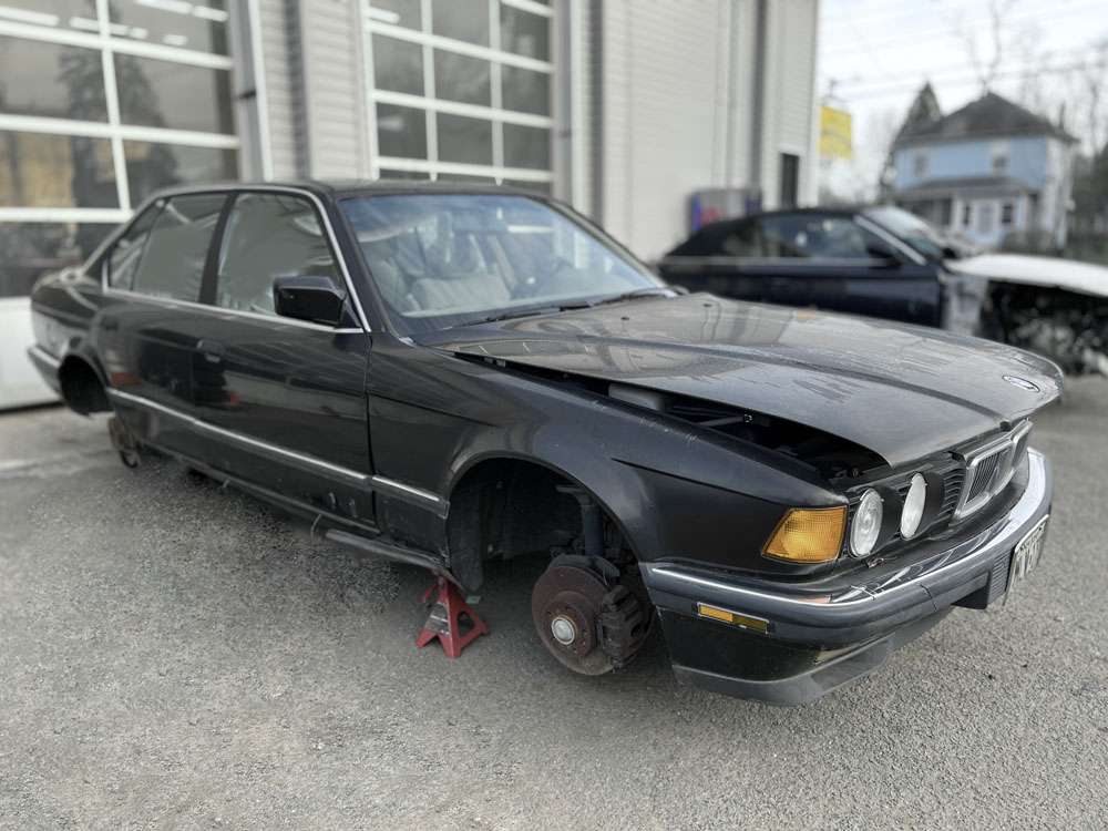 Parting Out 1994 BMW 740i RWD O-92