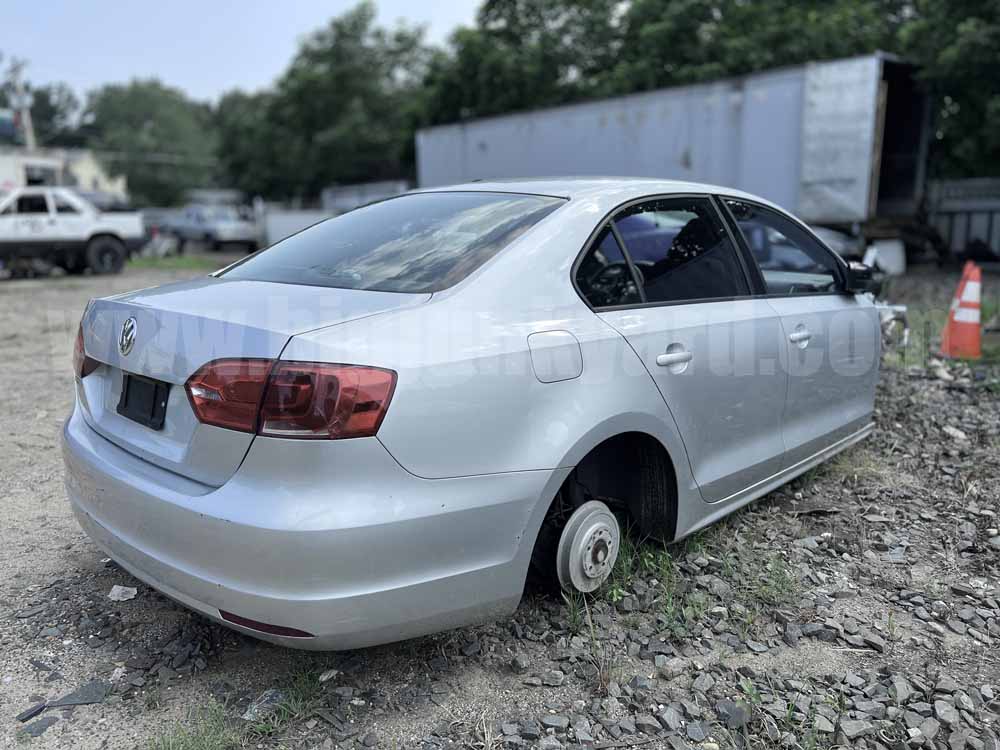 Parting Out 2011 Volkswagen Jetta Sedan P-137